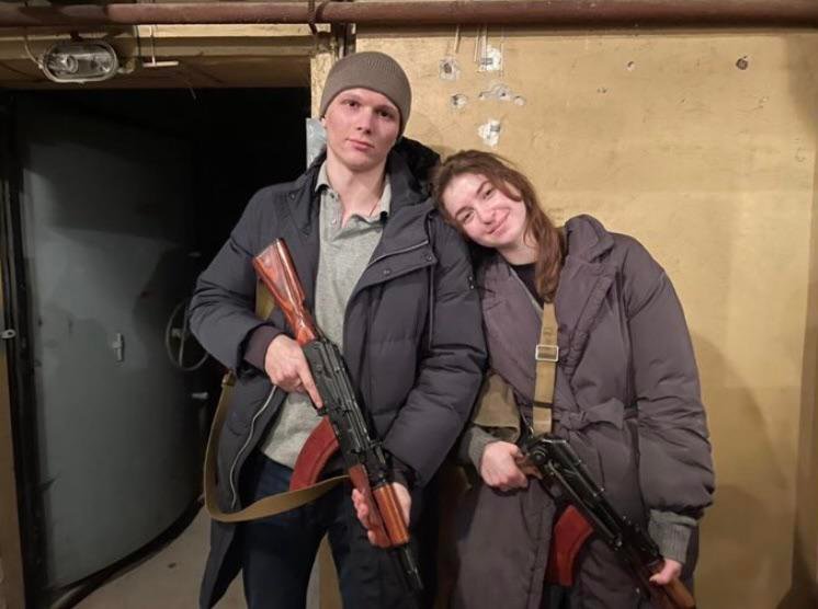 Ukrainian couple marries and fight together